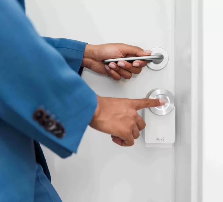 Smart lock 4th generation lifestyle 13 web