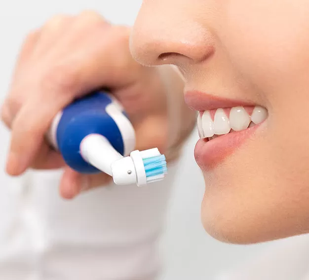 Zahnpflege mundhygiene strahlendes laecheln