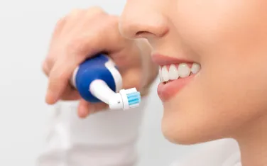 Zahnpflege mundhygiene strahlendes laecheln