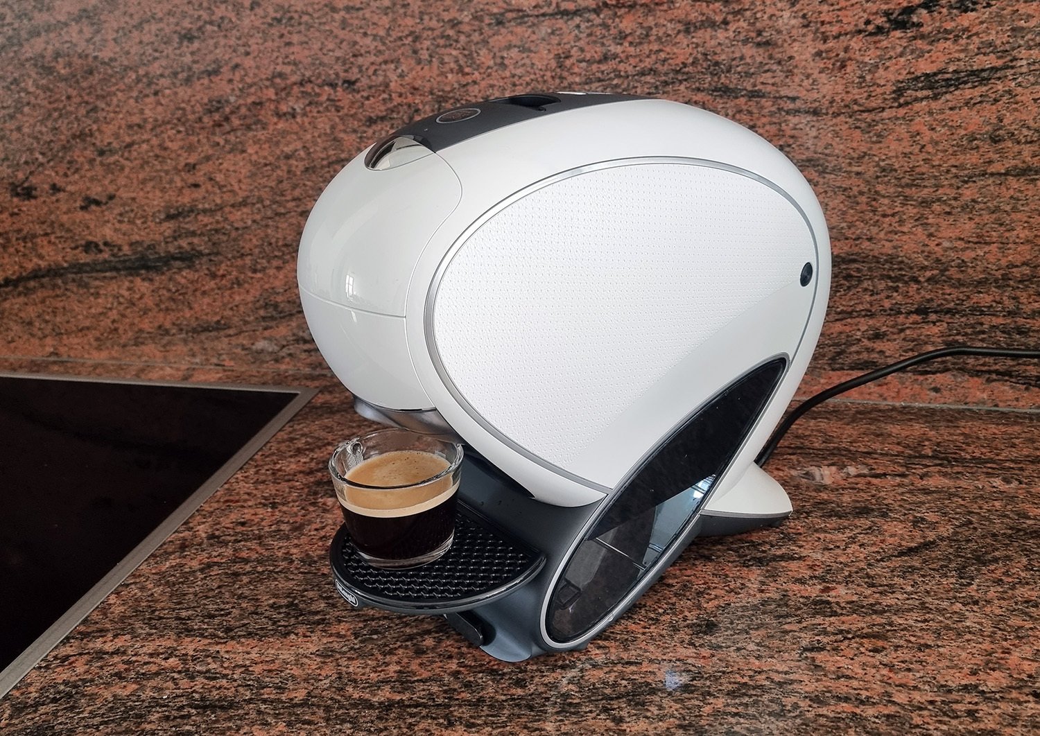 Neo-Maschine-mit-Kaffee