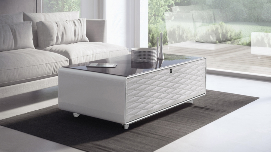 Dieser Tisch ist Kühlschrank und Lautsprecher in einem