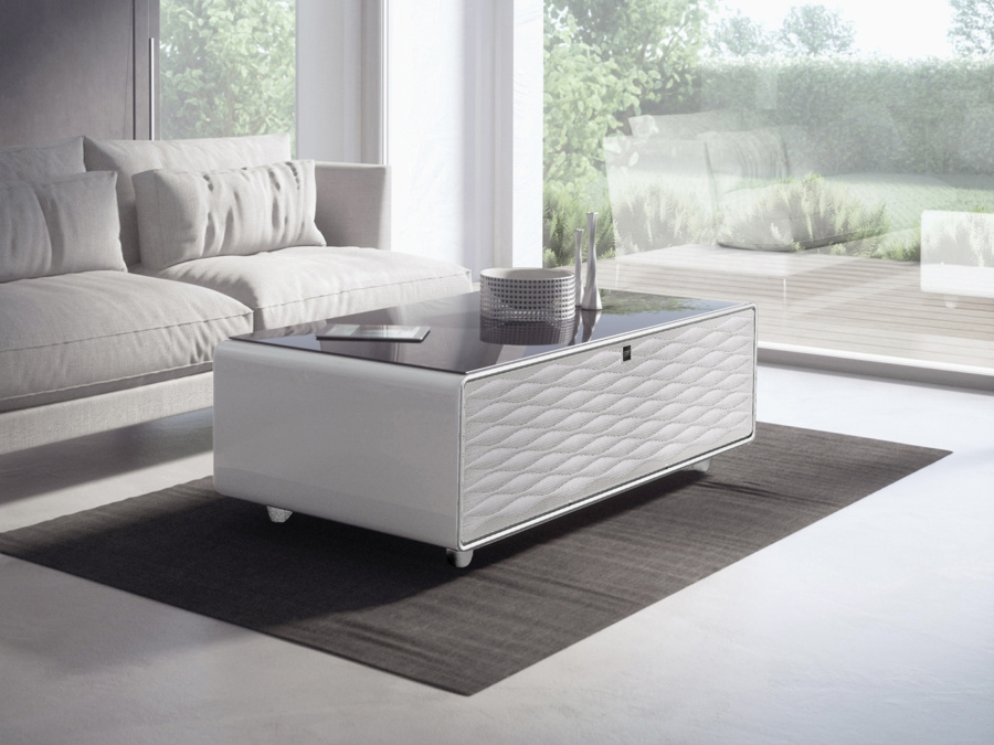 Dieser Tisch ist Kühlschrank und Lautsprecher in einem